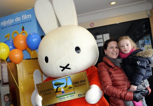 Miffy presents the Golden Film Award with the 100,000th visitor (photo credit: All Access Entertainment/Daniel Kroll)