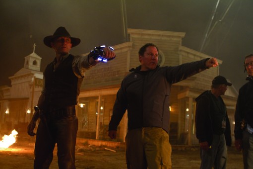 (L to R, foreground) DANIEL CRAIG as a stranger with no memory of his past and director/executive producer JON FAVREAU on the set of an event film for summer 2011 that crosses the classic Western with the alien-invasion movie in a blazingly original way: ?Cowboys & Aliens?.