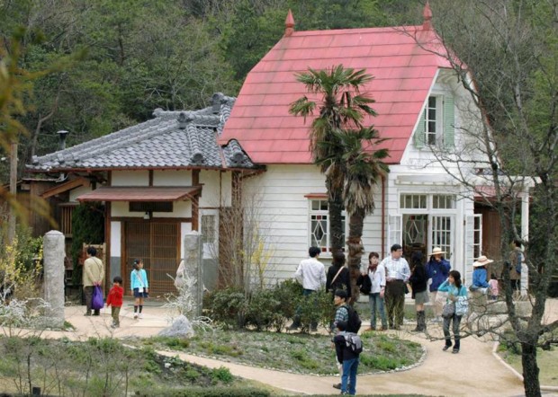 The family home from ‘Totoro’ at the 2005 World Expo in Nagakute, Aichi Pref. Photo from KYODO.